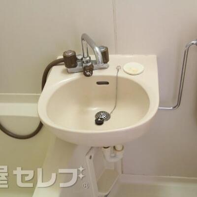 
						洗面台は浴室にありますよ