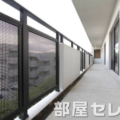 
						広いバルコニー。