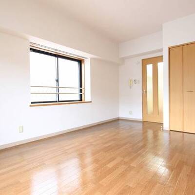 
						出窓でお部屋の中も明るい