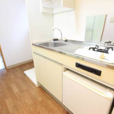 
						キッチンスペースにも収納があります