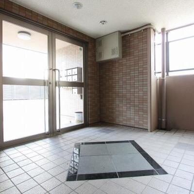 
						明るくきれいなエントランスですよ。