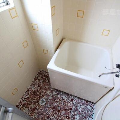 
						小窓で換気の出来るお風呂場です。