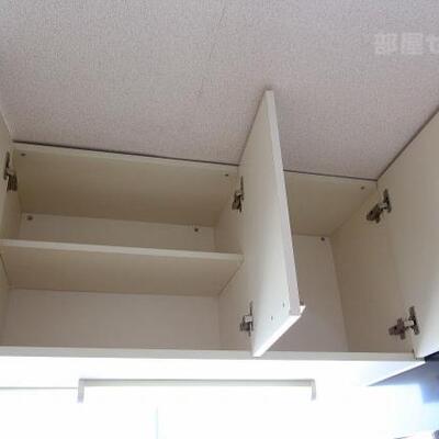 
						キッチン上の収納です。