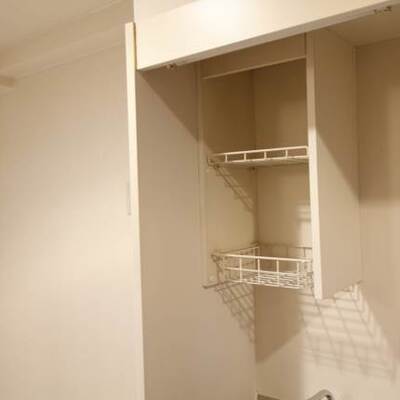 
						キッチン上に収納あります。207号室の写真です。