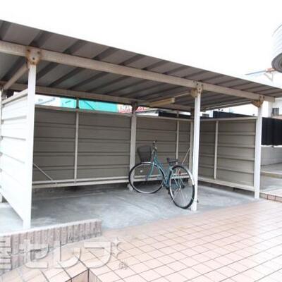 
						屋根付きの駐輪場です。