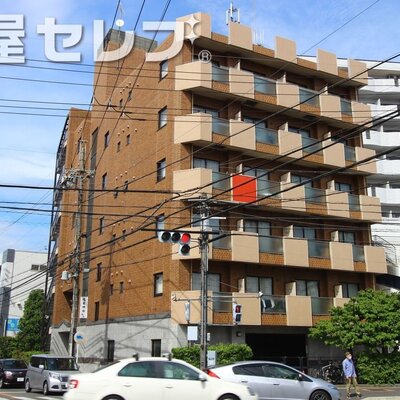 
						駅前にあるマンション。