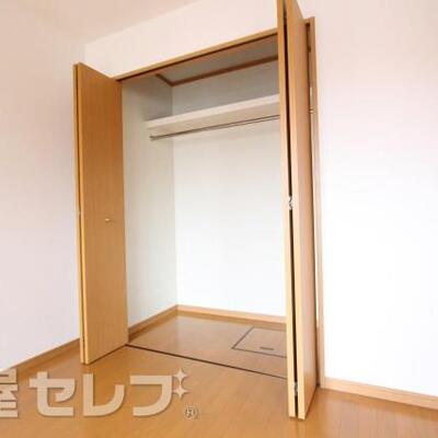 
						洋服を沢山入れれます