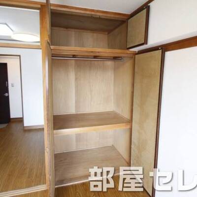 
						奥行のある収納。