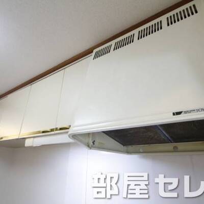 
						キッチン上部収納。
