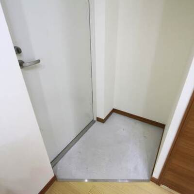 
						階数により壁紙のデザインが異なります