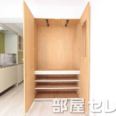 
						ゆったりサイズの収納で、部屋を広くく変えます。