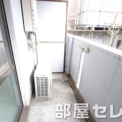 
						大きめなベランダで洗濯物もたくさん干せます。