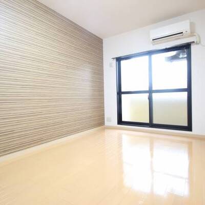
						壁紙がお洒落な明るいお部屋です。