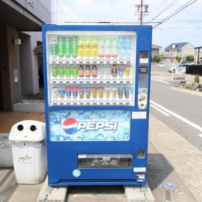 
						敷地内に自動販売機があります。