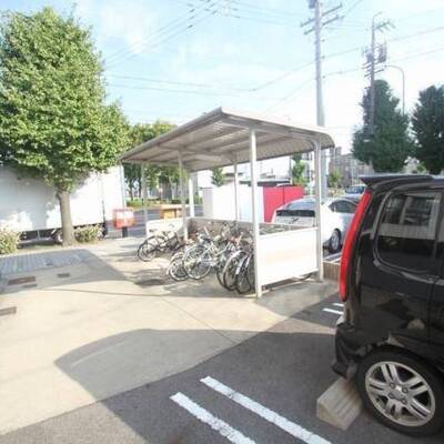 
						駐輪場