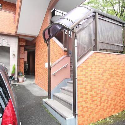 
						階段を下から。
