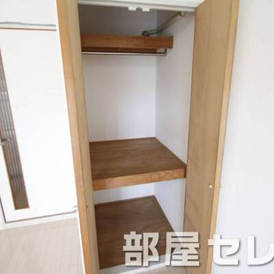 
						奥行きのある収納。