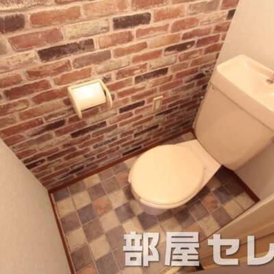 
						トイレもレンガ調に。。