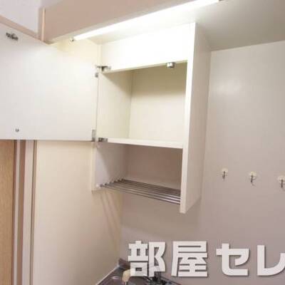 
						キッチンに棚がついてます。
