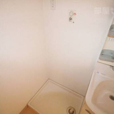 
						※402号室内装写真参照