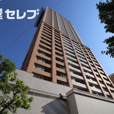 
						高層のきれいなマンションです