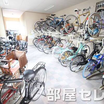 
						駐輪場。