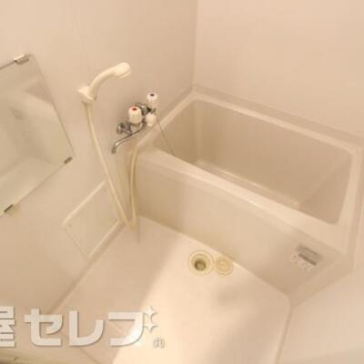 
						浴室内には鏡もついてます。