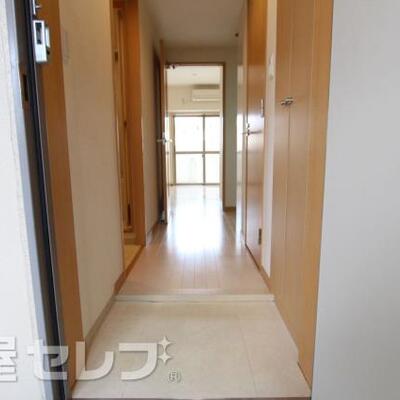 
						明るい雰囲気の玄関。下足箱もございます。