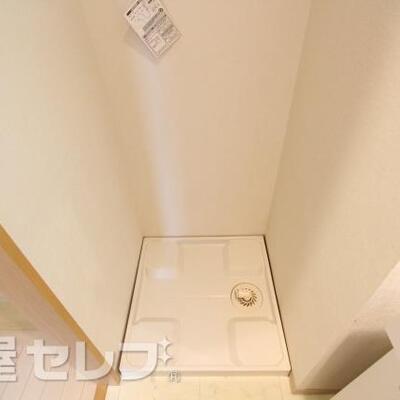 
						脱衣場に洗濯機置き場があります。