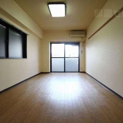 
						奥行きある洋室9帖のお部屋です。