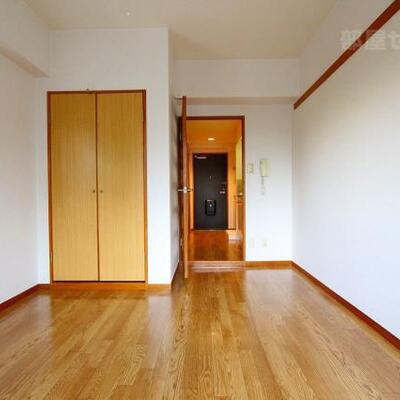 
						落ち着く色合いのオシャレな部屋です。