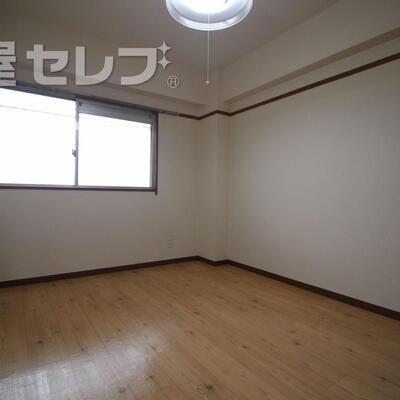 
						明るく使いやすい洋室です。