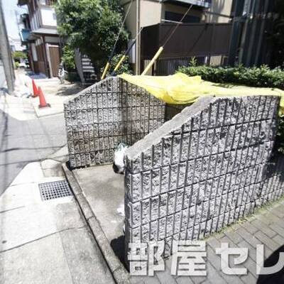 
						ゴミ置き場。