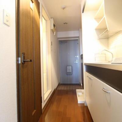 
						部屋から玄関
