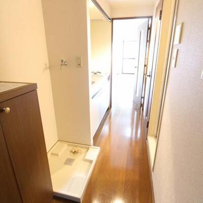
						玄関から部屋の写真です