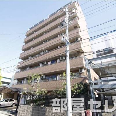 
						8階建てのマンション。