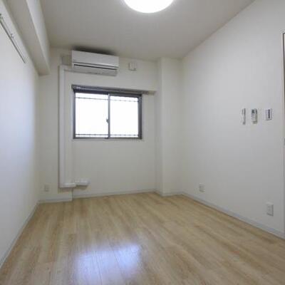 
						居室には照明やエアコンが設置されています。