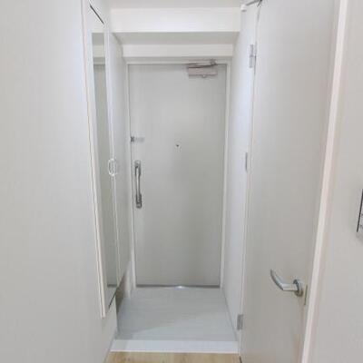 
						玄関です。姿見もあります。