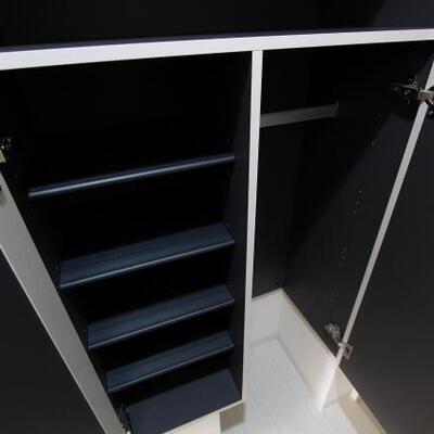 
						収納力のある下足箱。