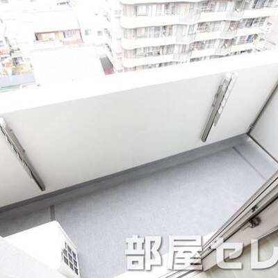 
						洗濯物もたくさん干せるベランダです。