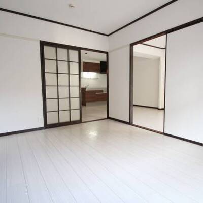 
						南向き洋間です