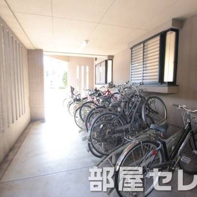 
						屋内駐輪場。