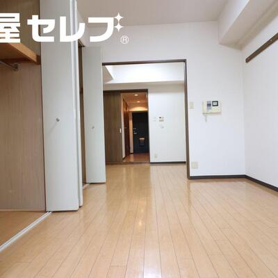 
						洋間の側面、全面クローゼットです