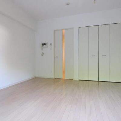 
						白色基調の清潔感のあるお部屋。