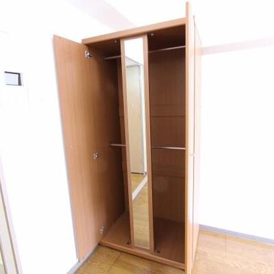 
						鏡付きのクローゼットでオシャレかつ機能的です。