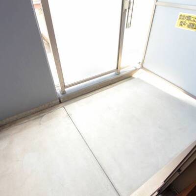 
						奥行きのあるベランダです