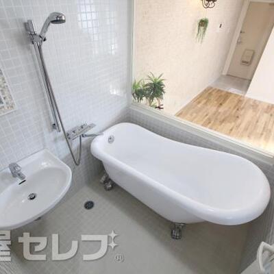 
						とってもきれいな猫足バスルーム！