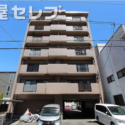 
						タイル貼りのマンション。