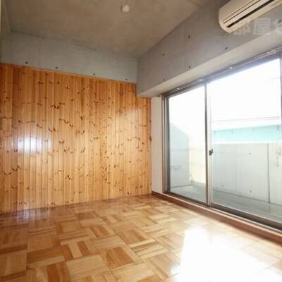 
						木目調が印象的ですね