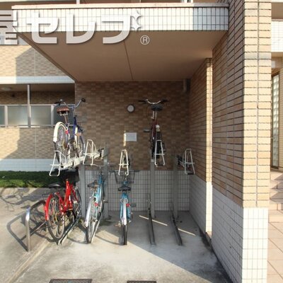 
						屋根付き駐輪場。